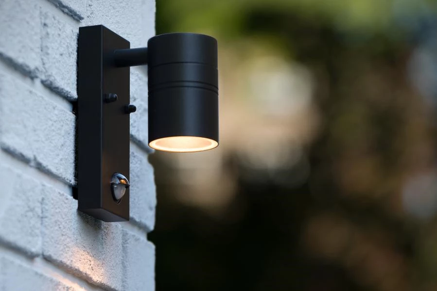 Lucide ARNE-LED IR - Wall spotlight / Wall light Indoor/Outdoor - Ø 6,3 cm - LED - GU10 - 1x5W 2700K - IP44 - Motion & Day/Night Sensor - Black - atmosphere 2